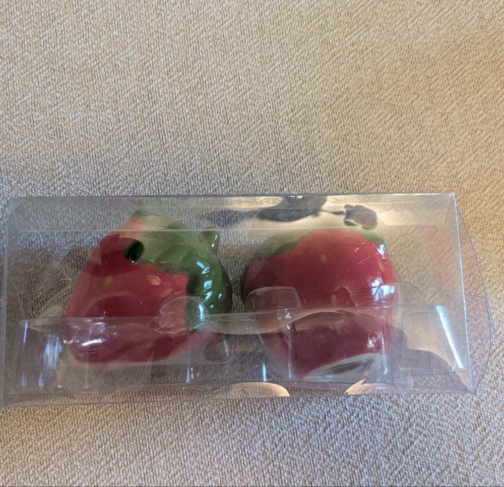 Dolly Parton STRAWBERRY SALT & PEPPER SET  Shakers KITCHEN OR BAR CERAMIC New 2
